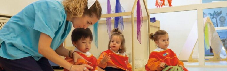 Proceso de desarrollo infantil en un entorno educativo y relacional vinculado al bienestar psicológico.