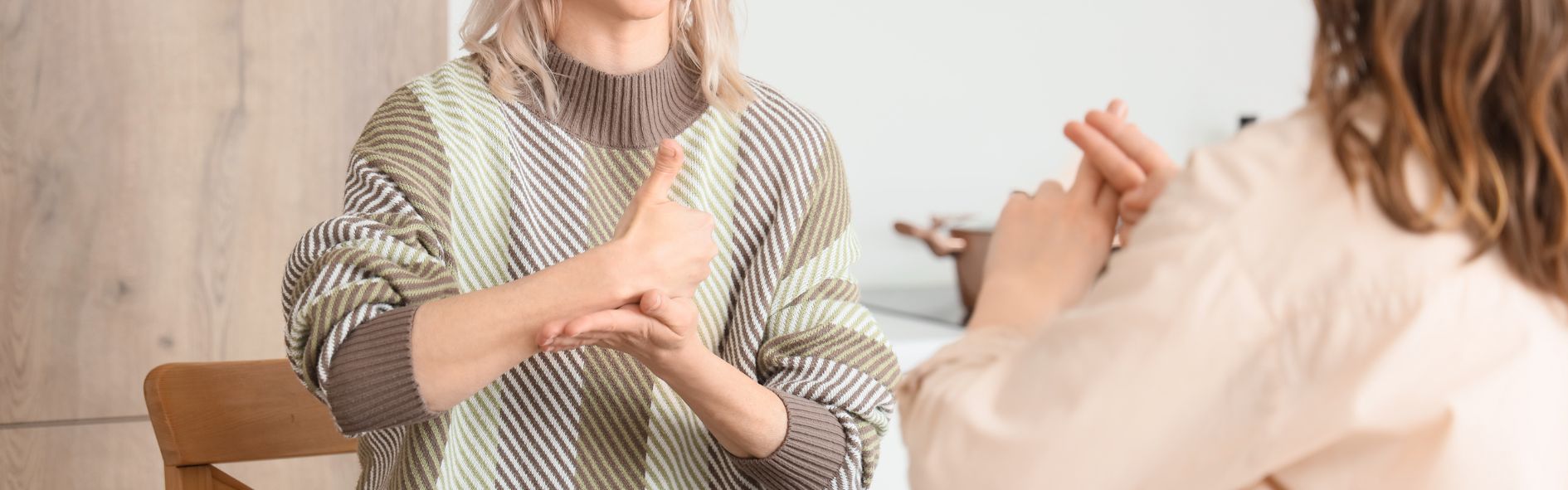 Descubre las principales funciones de un intérprete de LSE y cómo su labor garantiza la inclusión y accesibilidad para la comunidad sorda.