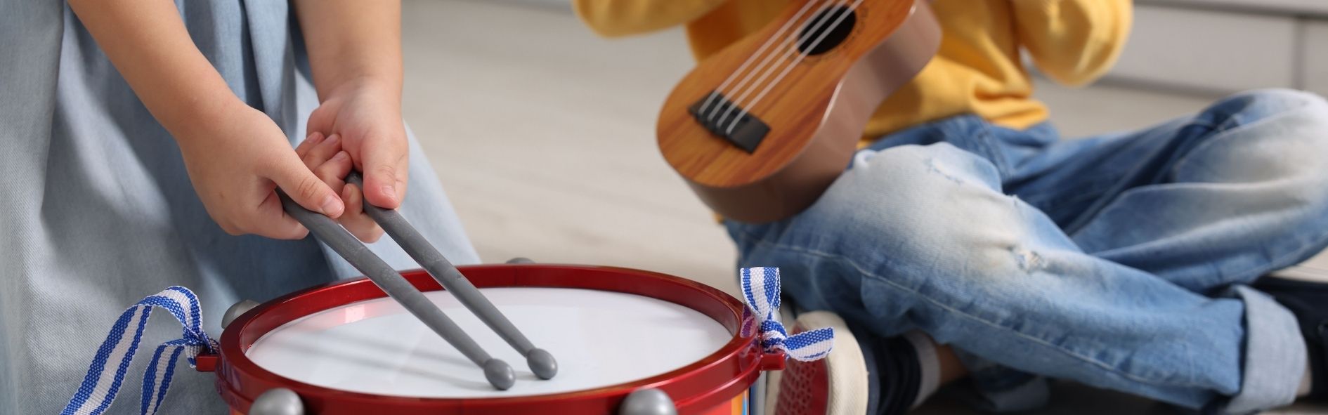 La terapia creativa infantil ayuda a los niños a expresar emociones y estimular su creatividad de forma divertida y segura.